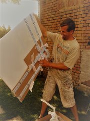 V akci